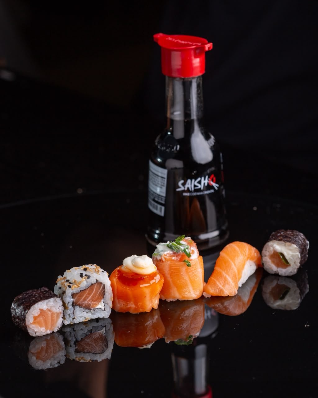 Seleção de peças de sushi do Saisho Ani